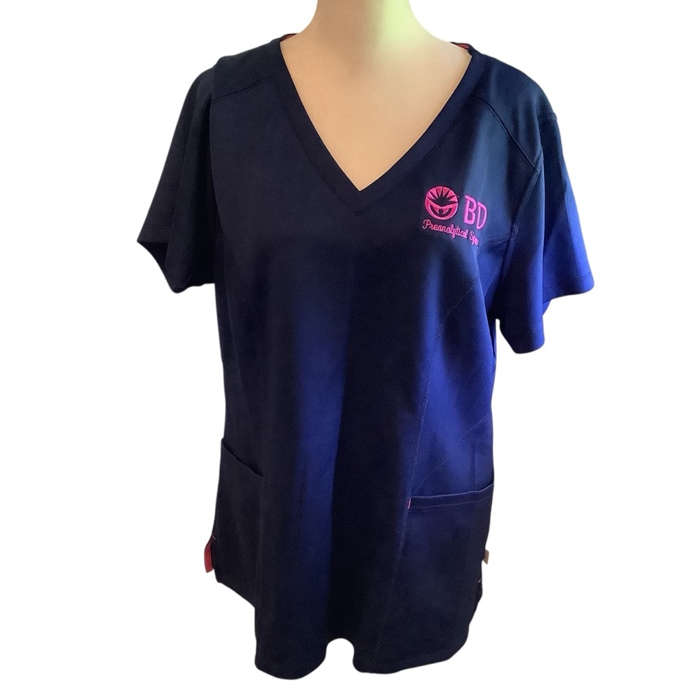 Smitten Women’s Scrub Top w/Pockets V-Neck Top Pink Accents. Size L